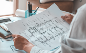 Ingeniero con planos de una obra