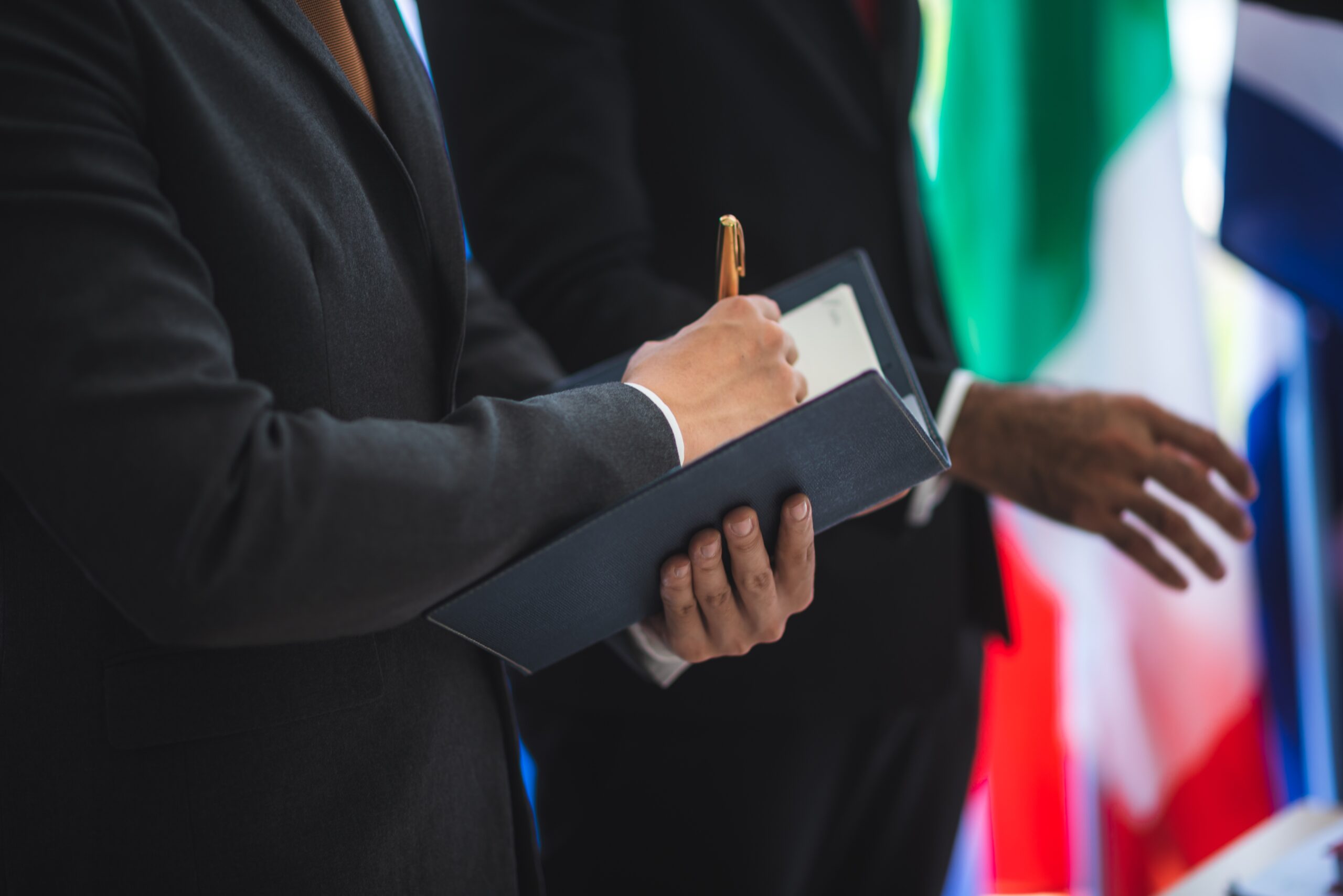 Ingeniero revisando documentación para una licencia para reformar un local en Málaga